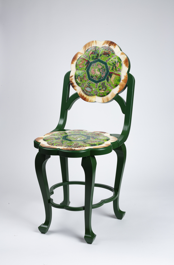 Master ox horn inlay artisan Lee Jae-man’s chair drew inspiration from Italian designer Alessandro Mendini’s famous “Proust Armchair” (1978). [KOREAN ROYAL HERITAGE GALLERY]