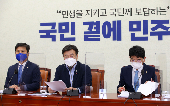 Rep. Yun Ho-jung, floor leader of the Democratic Party, speaks during a party meeting on Tuesday. [YONHAP]