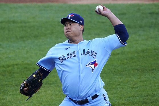 Toronto Blue Jays starting pitcher Ryu Hyun-jin throws to a Chicago White Sox batter during the first inning of a baseball game in Chicago on June 10. [AP/YONHAP]