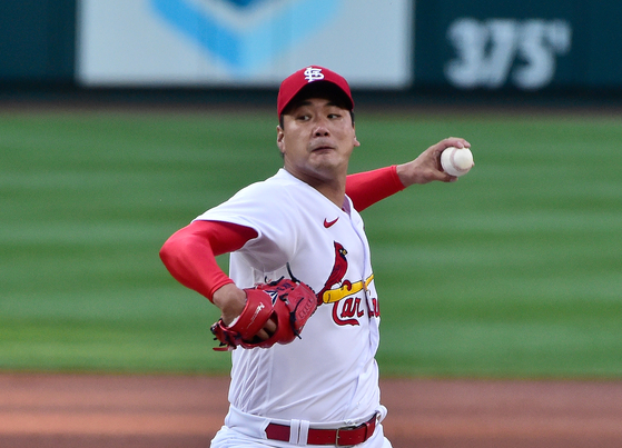St. Louis Cardinals starting pitcher Kim Kwang-hyun pitches during the first inning against the Cincinnati Reds at Busch Stadium on June 4. [USA TODAY/YONHAP]