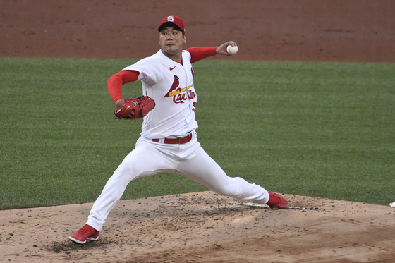 St. Louis Cardinals starting pitcher Kim Kwang-hyun Kim throws a pitch during the third inning of a baseball game against the Miami Marlins in St. Louis, Missouri on Tuesday. [AP/YONHAP]