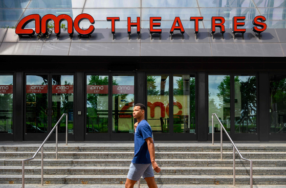A passerby walks in front of an AMC theater in Washington on June 3. [AFP/YONHAP] 