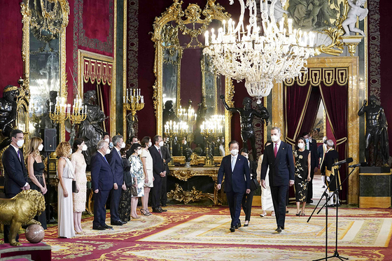 Korean President Moon Jae-in and first lady Kim Jung-sook are ushered in the state banquet hosted by King Felipe VI at the royal palace in Madrid on Tuesday. [BLUE HOUSE]