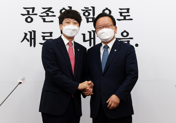 People Power Party Chairman Lee Jun-seok, left, takes a photo with Prime Minister Kim Boo-kyum, who pays a visit to the National Assembly to congratulate him for winning the leadership race.  [NEWS1] 