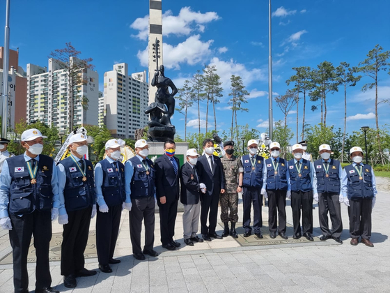 Colombian Ambassador to Korea Juan Carlos Caiza Rosero, fifth from left, deputy minister of patriots and veterans affairs of Korea, Lee Nam-woo, seventh from left, and veterans of the Korean War (1950-53) commemorate the 70th anniversary of the arrival of the Colombian battalion, at Colombia Park in Incheon, where a monument to the Colombian veterans stands. The country sent 5,100 soldiers to Korea from 1951 to 1954 and the first group arrived on June 16, 1951. [EMBASSY OF COLOMBIA IN KOREA]