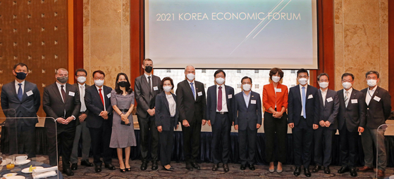 From left, Gustav Slamecka, ambassador of the Czech Republic; David-Pierre Jalicon, chairman of the French Korean Chamber of Commerce and Industry; Choi Hee-am, vice chairman at KISWEL; Jung Eun-young, CEO of HSBC Korea; Park Hyun-nam, Korean chairperson at Korean-German Chamber of Commerce and Industry; Julien Cats, deputy head of mission of France; Park Myung-ae, president at TmaxSoft; Einar Jensen, ambassador of Denmark; Cheong Chul-gun, CEO of the Korea JoongAng Daily; Hong Jeong-kee, vice minister of environment; Joanne Doornewaard, ambassador of the Netherlands; Touy Darit, labor attaché of Cambodia; Kang Chan-su, senior reporter on environment issues at the JoongAng Ilbo; Park Jin-woo, head of communication office at Posco; and Baik Soo-ha, vice president of Coupang.