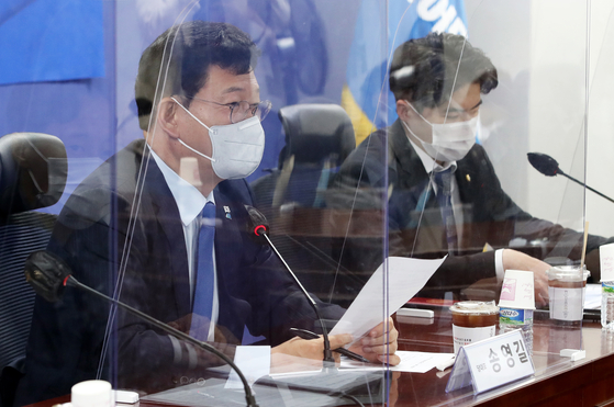 Democratic Party Chairman Song Young-gil, left, speaks at a meeting of the party and the government to discuss the recent collapse of a building in Gwangju that killed nine people. [NEWS1]