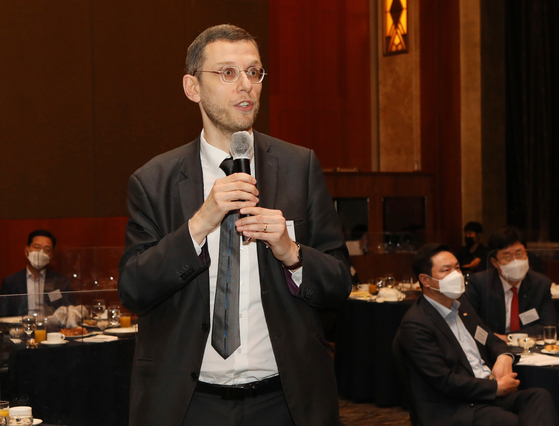 Julien Cats, deputy head of mission of France, asks Eun Sung-soo, chairman of the Financial Services Commission, a question.
