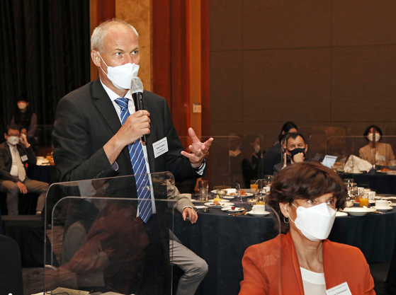 Einar Jensen, ambassador of Denmark, asks Hong Jeong-kee, vice minister of environment, a question.