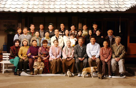 Cast members of ″Country Diaries″ pose together on the last day of filming. [MBC]