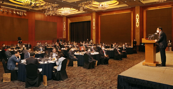 The attendees listen to the keynote speech by the FSC Chairman Eun Sung-soo during the Korea Economic Forum. [PARK SANG-MOON]