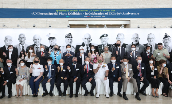 Huh Chang-soo, center in front row, chairman of the Federation of Korean Industries, poses with Korean War veterans from various countries at a special photo exhibition on Korean War veterans at the FKI building in Yeouido, western Seoul, on Thursday.   [NEWS1]
