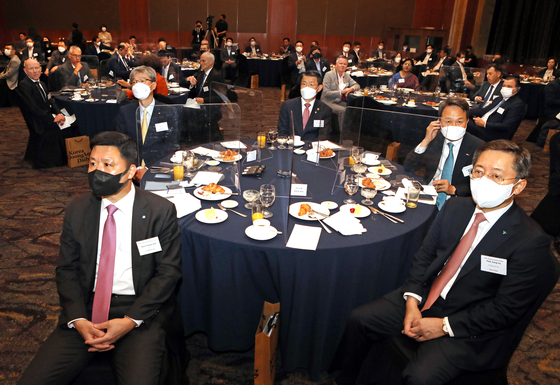 The heads of Korea’s major banks at the Korea Economic Forum on Thursday listen to the welcome message by Cheong Chul-gun, CEO of the Korea JoongAng Daily. Clockwise from left: Kwon Kwang-seok, CEO of Woori Bank; Hur Yin, CEO of KB Kookmin Bank; Eun Sung-soo, chairman of the Financial Services Commission; Jin Ok-dong, CEO of Shinhan Bank; Park Sung-ho, CEO of Hana Bank. [PARK SANG-MOON]