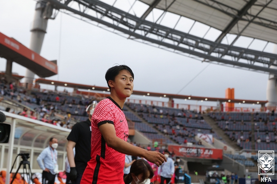 Lee Seung-woo enters Jeju World Cup Stadium in Seogwipo, Jeju to play a pre-Olympic friendly against Ghana on Tuesday. [NEWS1]