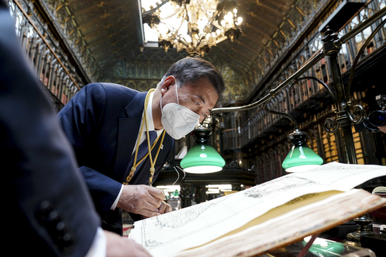 Korean President Moon Jae-in looks at the "Map of Joseon Kingdom" at the Spanish Senate Library in Madrid on Wednesday.  [YONHAP] 