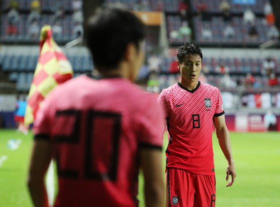 Paik Seung-ho, right, waits for Lee Kang-in to make a corner kick during a pre-Olympic friendly against Ghana at Jeju World Cup Stadium in Seogwipo, Jeju on Tuesday. [NEWS1]
