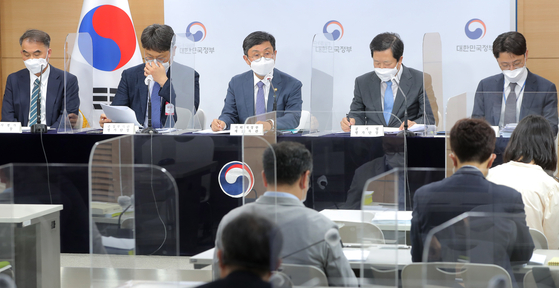 Vice Finance Minister Ahn Do-geol, center, announcing the results of performance evaluation for 131 public companies and institutes at the government complex in Seoul on Friday [YONHAP]