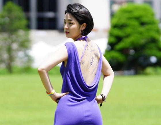  Rep. Ryu Ho-jeong, a lawmaker from the progressive Justice Party, appears wearing fake tattoos at a press conference in the National Assembly on Wednesday. [FACEBOOK]