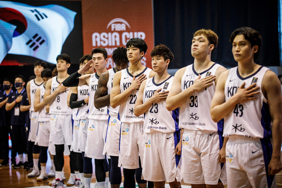 The Korean basketball team stands for the national anthem during a FIBA Asia Cup qualifier against the Philippines on Wednesday in New Clark City, the Philippines. [AFP/ YONHAP]
