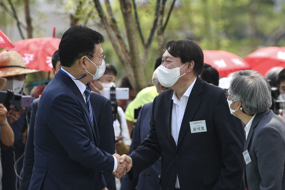 In this file photo, former Prosecutor General Yoon Seok-youl, right, shakes hands with Democratic Party Chairman Song Young-gil at the opening ceremony of the memorial of the independence fighter Lee Hoe-young on June 9, 2021, in Seoul. [NEWS1]