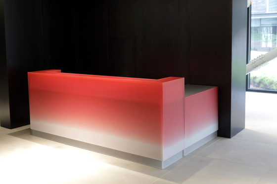 Designer Park Won-min’s bright red ombre information desk is made of resin. [SEOUL MUSEUM OF CRAFT ART]