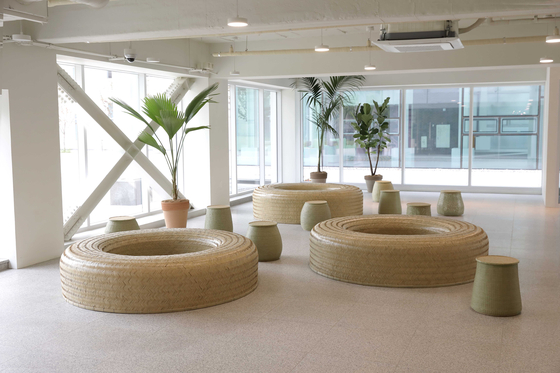 Bamboo craft artist Han Chang-gyun’s donut-shaped benches, each woven out of 150 bamboo strips. [SEOUL MUSEUM OF CRAFT ART]