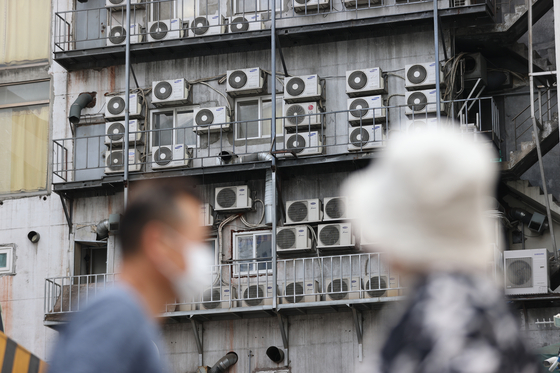 Air conditioners on the side of a building in Seoul oon Monday. With rising heat, energy consumption is expected to rise with more people turning on the cooling system. Yet the government has decide to freeze the energy bill in the third quarter worrying rising inflation impact on household amid Covid-19. [YONHAP]