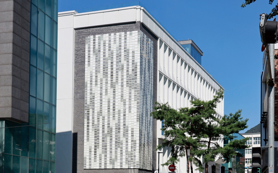 Ceramic artist Kang Suk-young decorated an exterior wall of the museum with approximately 4,000 ceramic tiles. [SEOUL MUSEUM OF CRAFT ART]