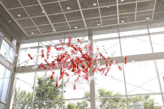 Glassblowing artist Kim Hun-chul’s “The Stream of Time” consists of 170 hourglass-shaped objects. [SEOUL MUSEUM OF CRAFT ART]  
