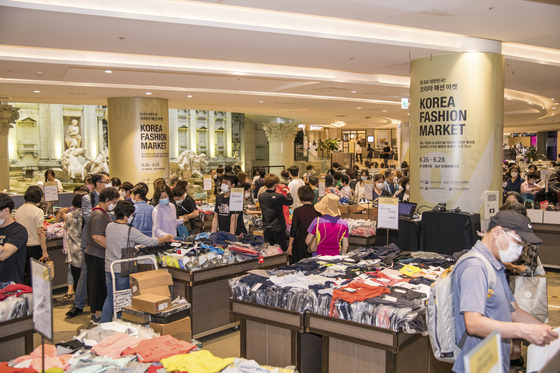People shop at Lotte Department Store in central Seoul in June last year during the first season of the Korea Fashion Market. [KOREA FASHION INDUSTRY ASSOCIATION]