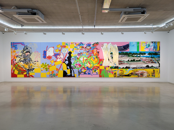 ″Pentagon″ (2019), a 10-meter (33-foot)-wide acrylic painting by artist Lee Dongi, is now on view at PIBI Gallery in Bukchon, central Seoul. [MOON SO-YOUNG]