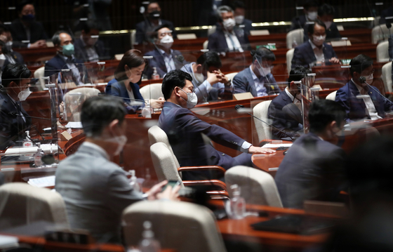 Lawmakers of the ruling Democratic Party hold a general assembly of lawmakers on Tuesday at the National Assembly. [NEWS1]