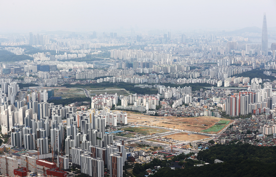 A view of apartment complexes in Songpa District and Gangnam District, both in southern Seoul, on Wednesday. According to the Citizens’ Coalition for Economic Justice, apartment prices on average rose 93 percent per 3.3 square meters (35.5 square feet) during the four years of the Moon Jae-in administration. The civic group said the average household now has to save money for 25 years without spending a single won to purchase a 30-pyeong apartment in Seoul. [YONHAP]