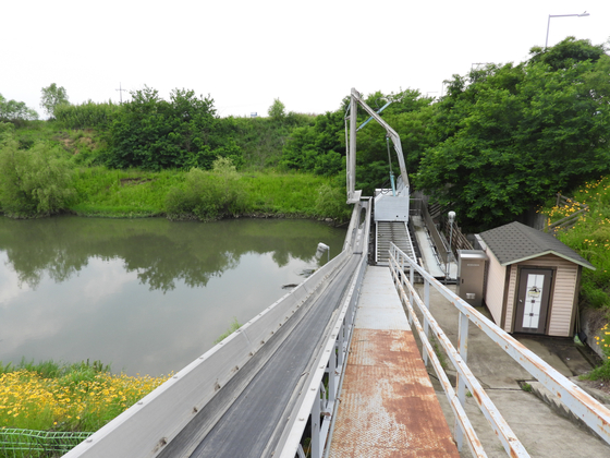 A mechanic filtering device set up in Gimpo to collect trash from a stream. Trash collected moves up the conveyor belt. [KANG CHAN-SU]