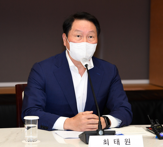 Chey Tae-won, head of the Korea Chamber of Commerce and Industry, speaks at the office of the organization in central Seoul on June 3. [JOONGANG PHOTO]