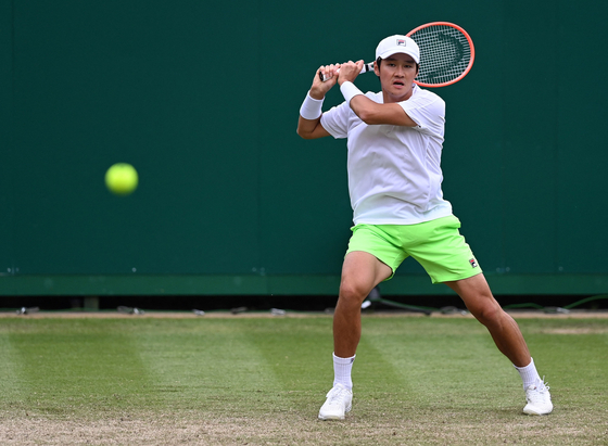 Kwon Soon-woo faces Ilya Ivashka during their men's singles quarterfinal match on day four of the Eastbourne International tennis tournament in Eastbourne, England on Thursday. [AFP/YONHAP]