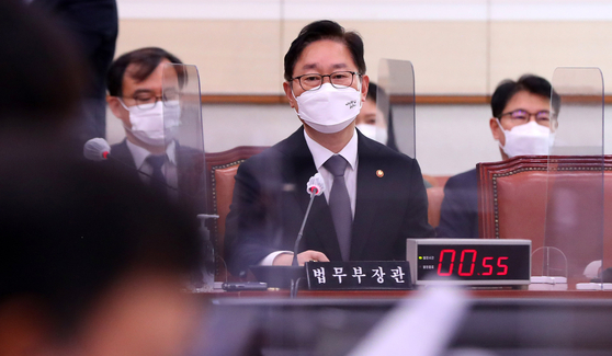 Justice Minister Park Beom-kye answers a lawmaker's question in a Legislation and Judiciary Committee meeting Friday at the National Assembly. Earlier in the day, Park ordered a reshuffle of mid-level prosecution leaders.  [NEWS1] 