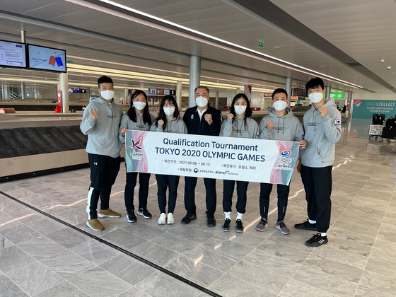 The national karate team arrives at the Paris Charles de Gaulle Airport on Tuesday to get ready for the Karate 2020 Olympic Qualification Tournament that takes place in Paris from June 11 to 13. [KOREA KARATE FEDERATION]