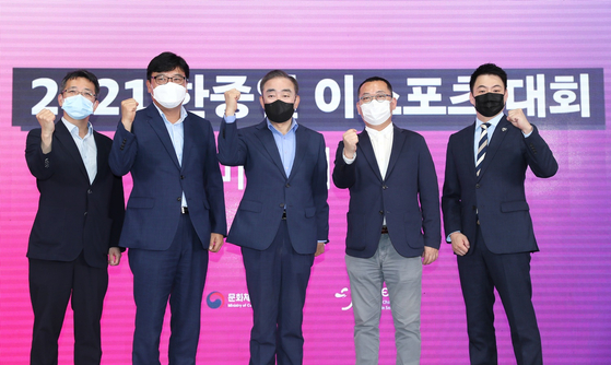 Representatives from the ECEA 2021 organizing committee pose for the cameras alongside Team Korea head coach Lee Ji-hun. [KeSPA]