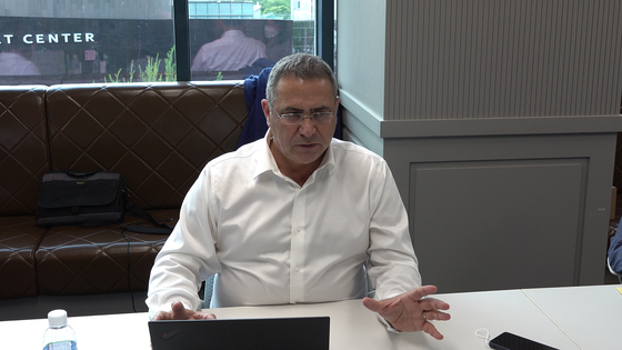  Marat Maayan, CEO and founder of Airovation Technologies, speaks during an interview with the Korea JoongAng Daily on Tuesday last week at the office of Yozma Group Korea in Gangnam District, southern Seoul. [SEO KYUNG-WOO]