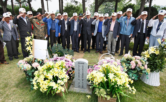  Vietnam War veterans in Korea pay their respects to the late General Chae Myung-shin in 2014, the 50th anniversary of Korean Army’s participation in the war. [NEWS1] 