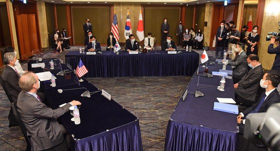The nuclear envoys of the United States, South Korea and Japan hold a trilateral meeting on coordinating North Korea policy at Lotte Hotel in central Seoul Monday. [JOINT PRESS CORPS]