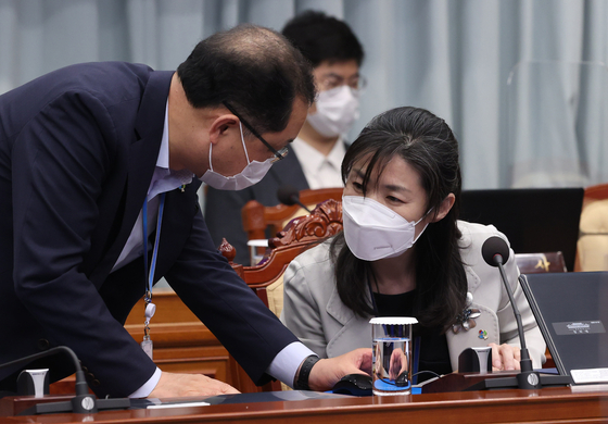 In this file photo, Senior Presidential Secretary for Personnel Affairs Kim Oe-sook, right, talks to Senior Presidential Secretary for Civil Affairs Kim Jin-kook before the cabinet meeting on June 8, 2021. [YONHAP]