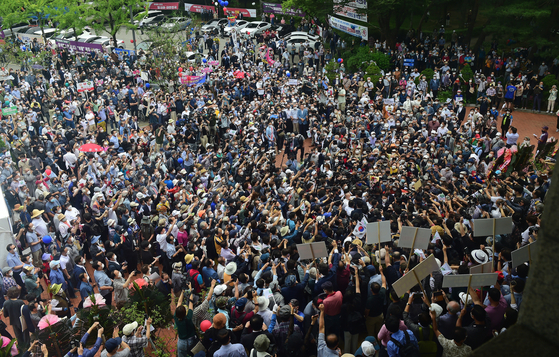 Crowds gather Tuesday to see Yoon Seok-youl leaving the press conference after announcing his presidential run for the March 2022 election.  [NEWS1] 