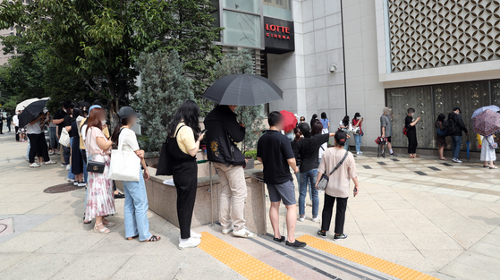 People line up in front of Lotte Department Store's main branch in Sogong-dong, central Seoul on Tuesday amid rumors that French luxury brand Chanel will sharply raise prices of popular items starting Thursday. [NEWS1] 