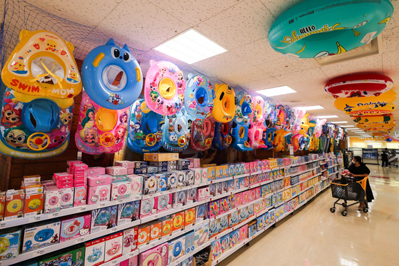 A shopper looks at swimming tubes displayed at a discount mart in Seoul. Retailers have begun to display a variety of summer gear ahead of the summer vacation season. [YONHAP]