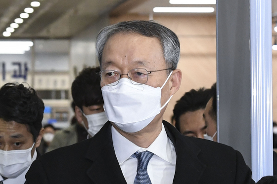 In this file photo, former Energy Minister Paik Un-gyu enters the Daejeon District Court for an arrest warrant hearing on Feb. 8, 2021. The warrant was rejected. Paik was indicted on Wednesday for abuse of power in 2017 and 2018.  [NEWS1] 