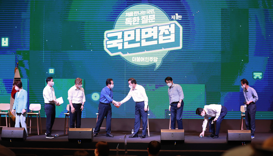 The presidential primary for nine candidates of the ruling Democratic Party (DP) kicks off in a media day event at Glad Hotel in Yeouido, western Seoul, on Thursday. The DP’s presidential candidate will be announced before Sept. 10. Pictured from left are: former Justice Minister Choo Mi-ae, Rep. Lee Kwang-jae, Gyeonggi Gov. Lee Jae-myung, former Prime Minister Chung Sye-kyun, former Prime Minister Lee Nak-yon, Rep. Park Yong-jin, South Chungcheong Gov. Yang Seung-jo and Gangwon Gov. Choi Moon-soon. Rep. Kim Du-kwan is not pictured. [YONHAP]