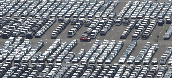 Hyundai Motor vehicles are parked in a lot next to the carmaker's Ulsan factory, on Thursday, waiting to be shipped overseas. Overseas auto sales in June for Korea's five carmakers--Hyundai Motor, Kia Motors, GM Korea, Renault Samsung Motors and SsangYong Motor-- jumped 32 percent on year to 522,786 units. [YONHAP]
