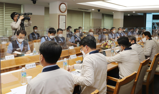 Representatives from Hyundai Motor's management and the unionized workers for this year's wage negotiation meet at the carmaker's Ulsan factory on May 26. [YONHAP]